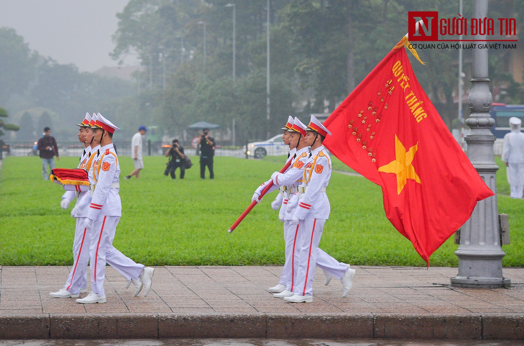 Xã hội - Lễ thượng cờ rủ Quốc tang Nguyên Chủ tịch nước Lê Đức Anh (Hình 3).