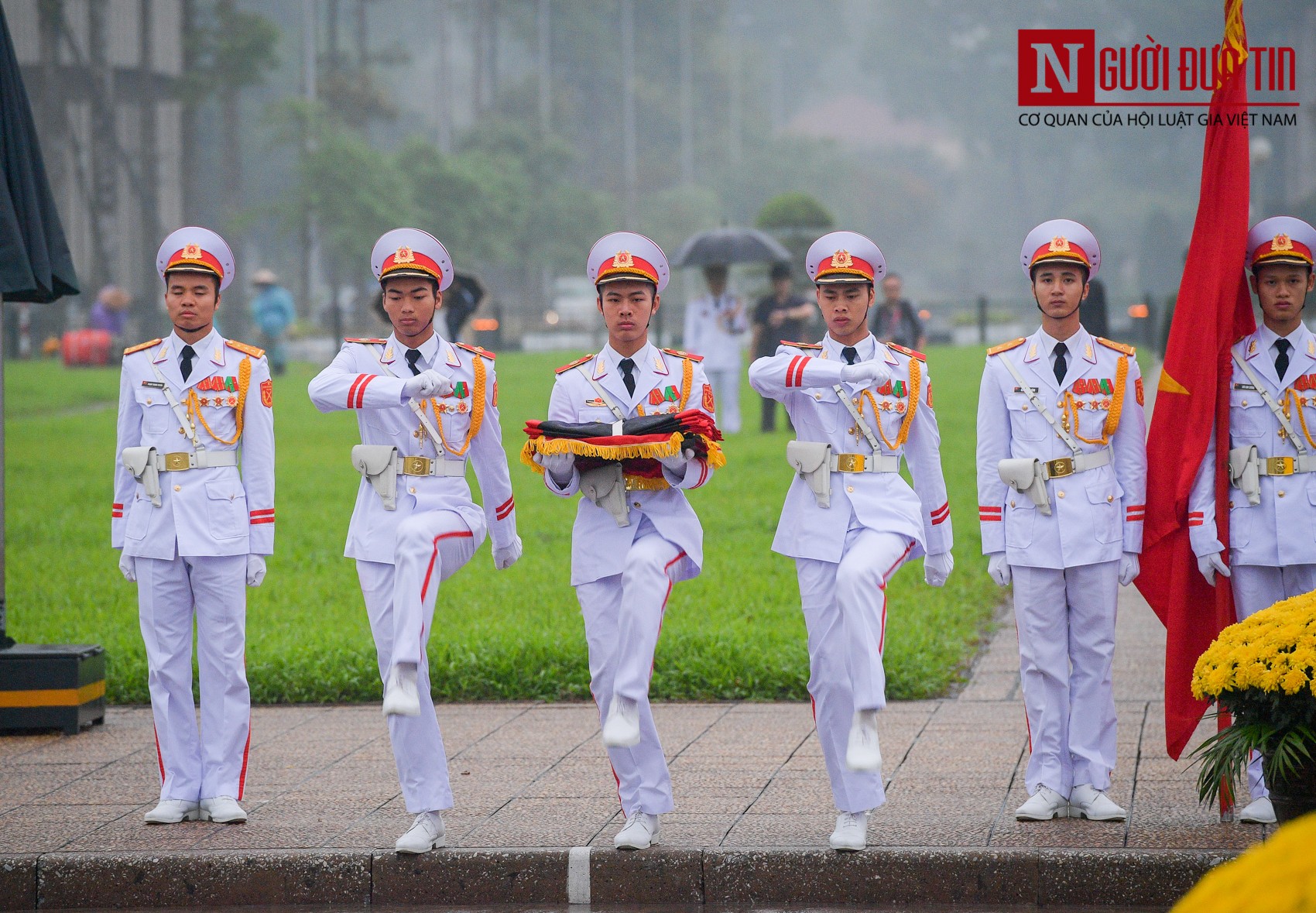 Xã hội - Lễ thượng cờ rủ Quốc tang Nguyên Chủ tịch nước Lê Đức Anh (Hình 4).