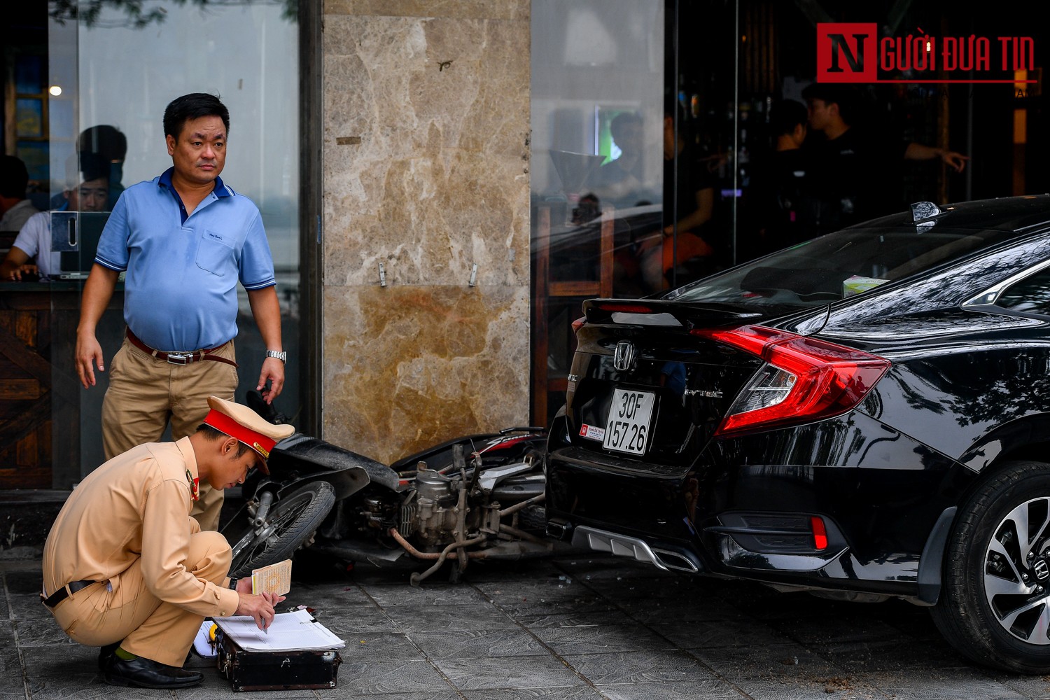 Tin nhanh - Hà Nội: Ô tô mất lái tông hàng loạt xe máy tại đường Trích Sài (Hình 7).