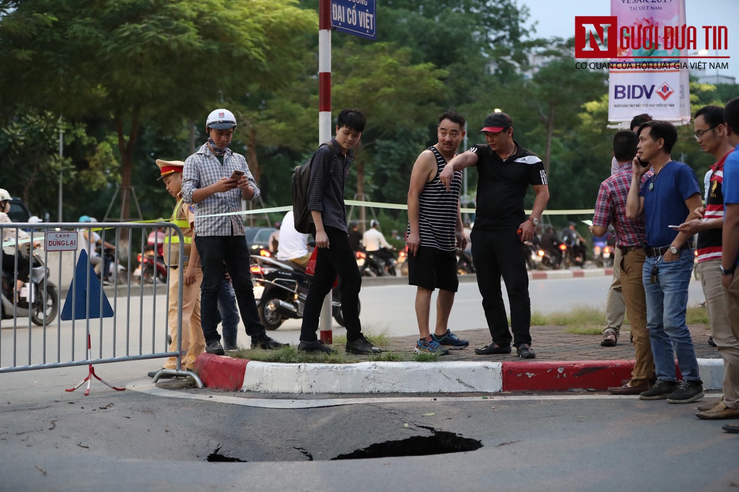 Tin nhanh - Hà Nội:  Cận cảnh đường bỗng sụt hố sâu 2m tại ngã 3 Trần Đại Nghĩa - Đại Cồ Việt (Hình 6).