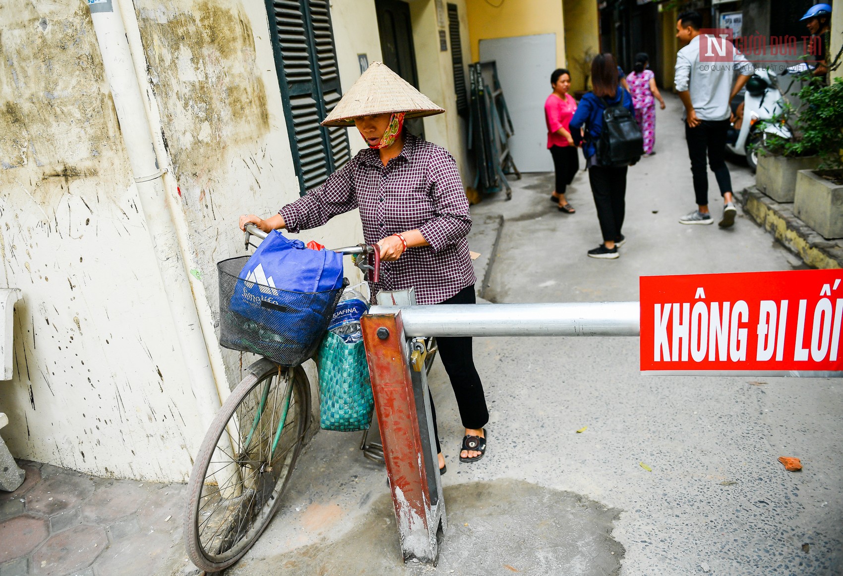 Dân sinh - Ngách phố Hà Nội bất ngờ 'mọc' barie chắn đường (Hình 10).