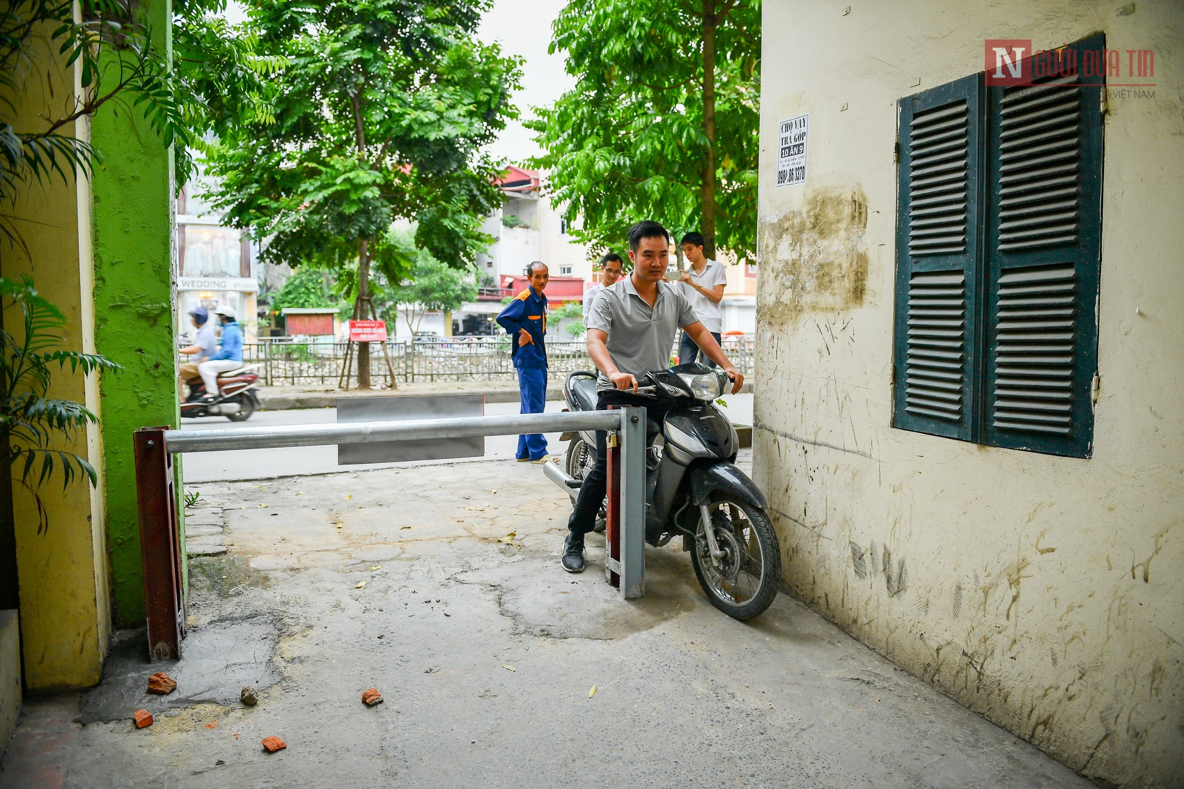 Dân sinh - Ngách phố Hà Nội bất ngờ 'mọc' barie chắn đường (Hình 9).