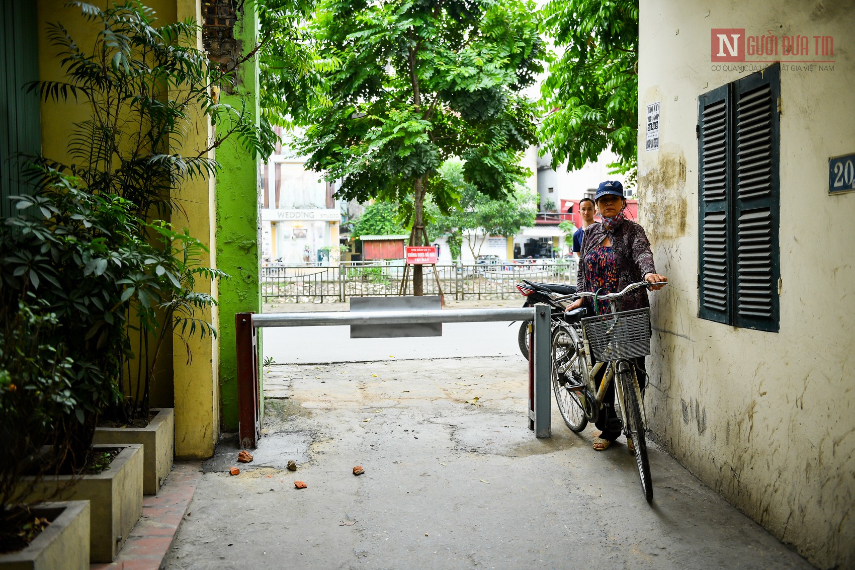 Dân sinh - Ngách phố Hà Nội bất ngờ 'mọc' barie chắn đường (Hình 8).