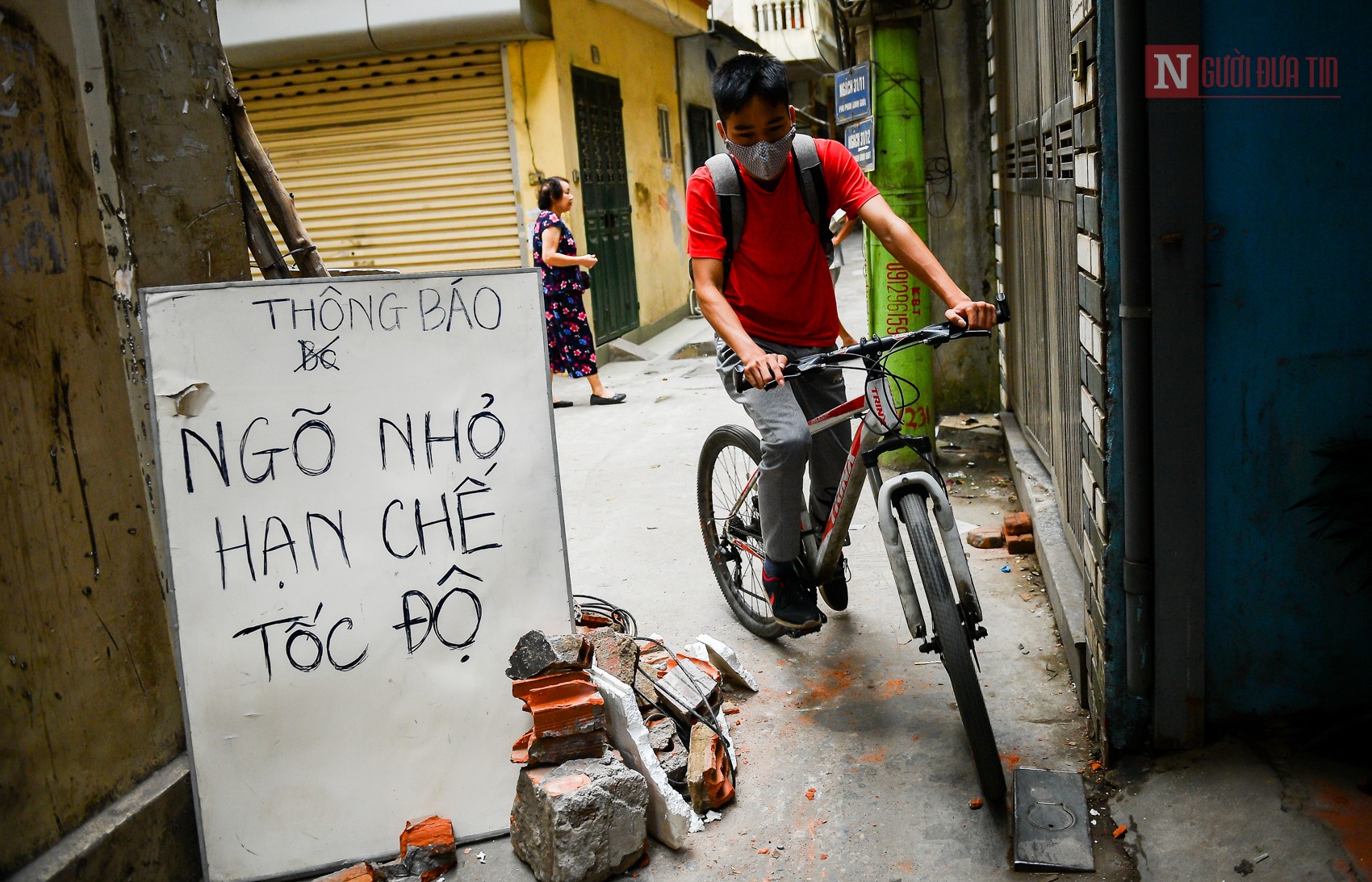 Dân sinh - Ngách phố Hà Nội bất ngờ 'mọc' barie chắn đường (Hình 12).