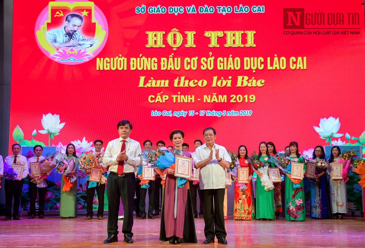 Giáo dục - Chùm ảnh: Các thầy cô hiệu trưởng Lào Cai hát hay múa đẹp như nghệ sĩ chuyên nghiệp (Hình 6).