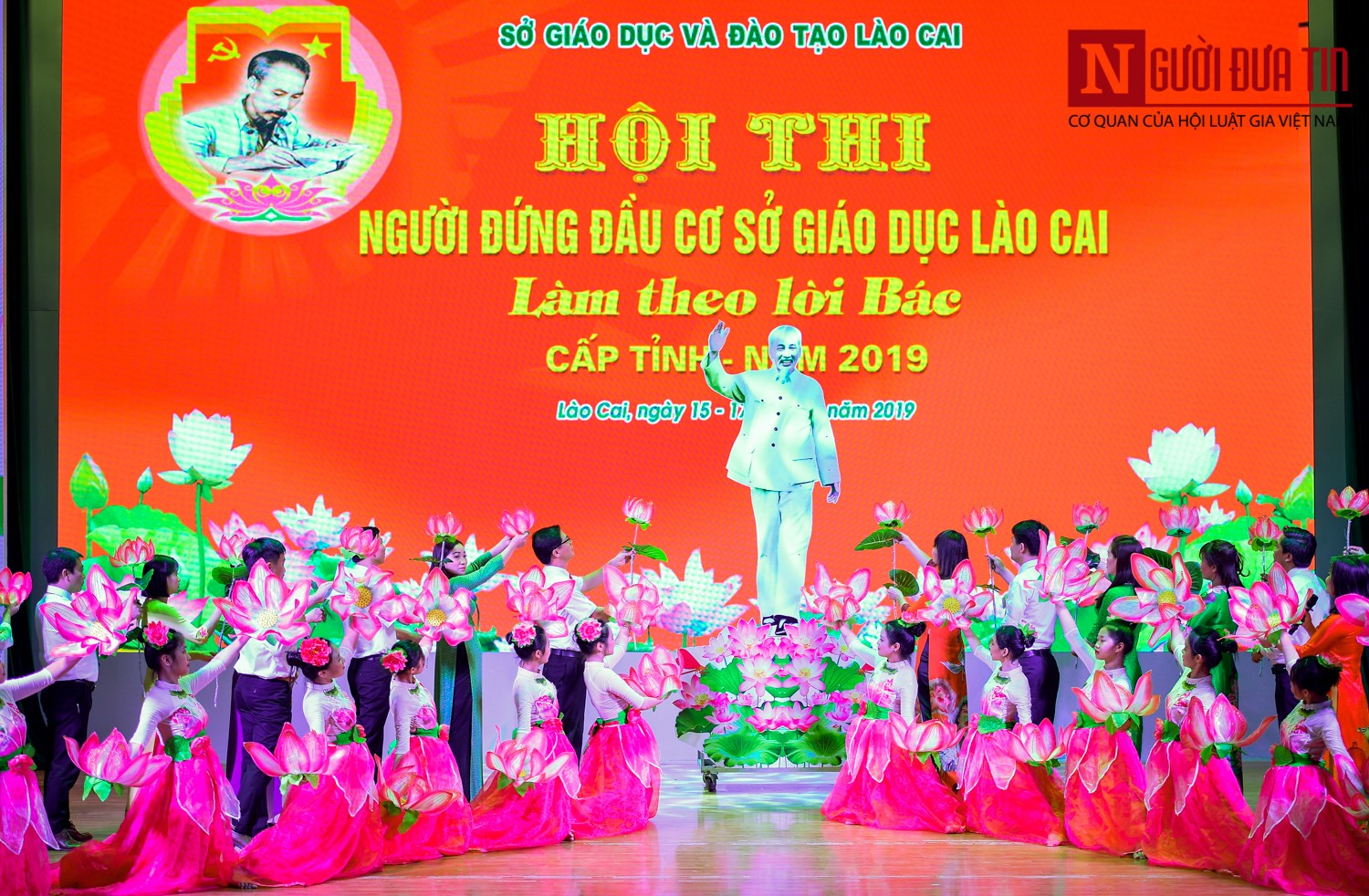 Giáo dục - Chùm ảnh: Các thầy cô hiệu trưởng Lào Cai hát hay múa đẹp như nghệ sĩ chuyên nghiệp (Hình 5).