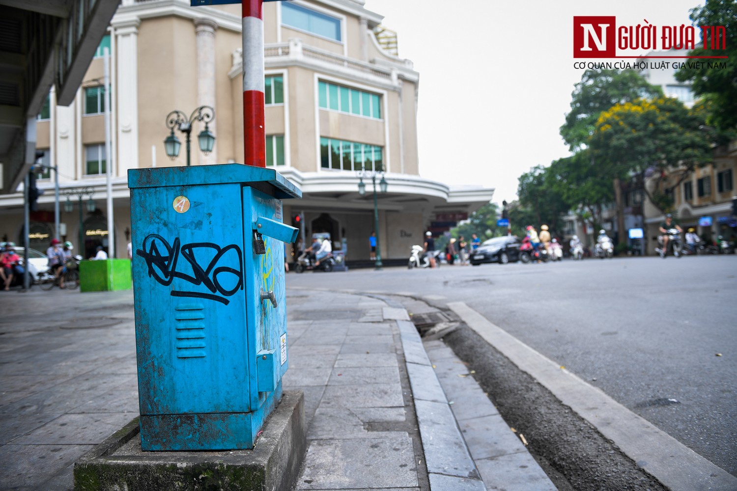 Tin nhanh - Hà Nội: Hàng loạt trụ điện quanh Hồ Gươm bị vẽ bậy, bôi bẩn (Hình 2).