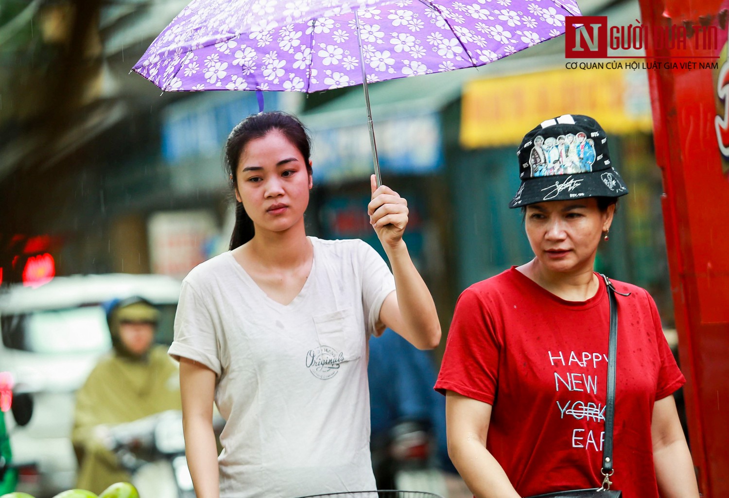 Tin nhanh - “Cơn mưa vàng” xua tan chuỗi ngày nắng nóng Hà Nội (Hình 3).