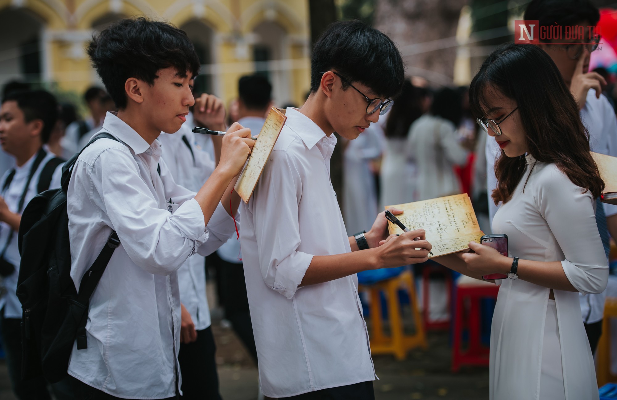 Giáo dục - Ngắm nhìn vẻ đẹp nữ sinh các trường THPT tại Hà Nội trong ngày bế giảng (Hình 15).