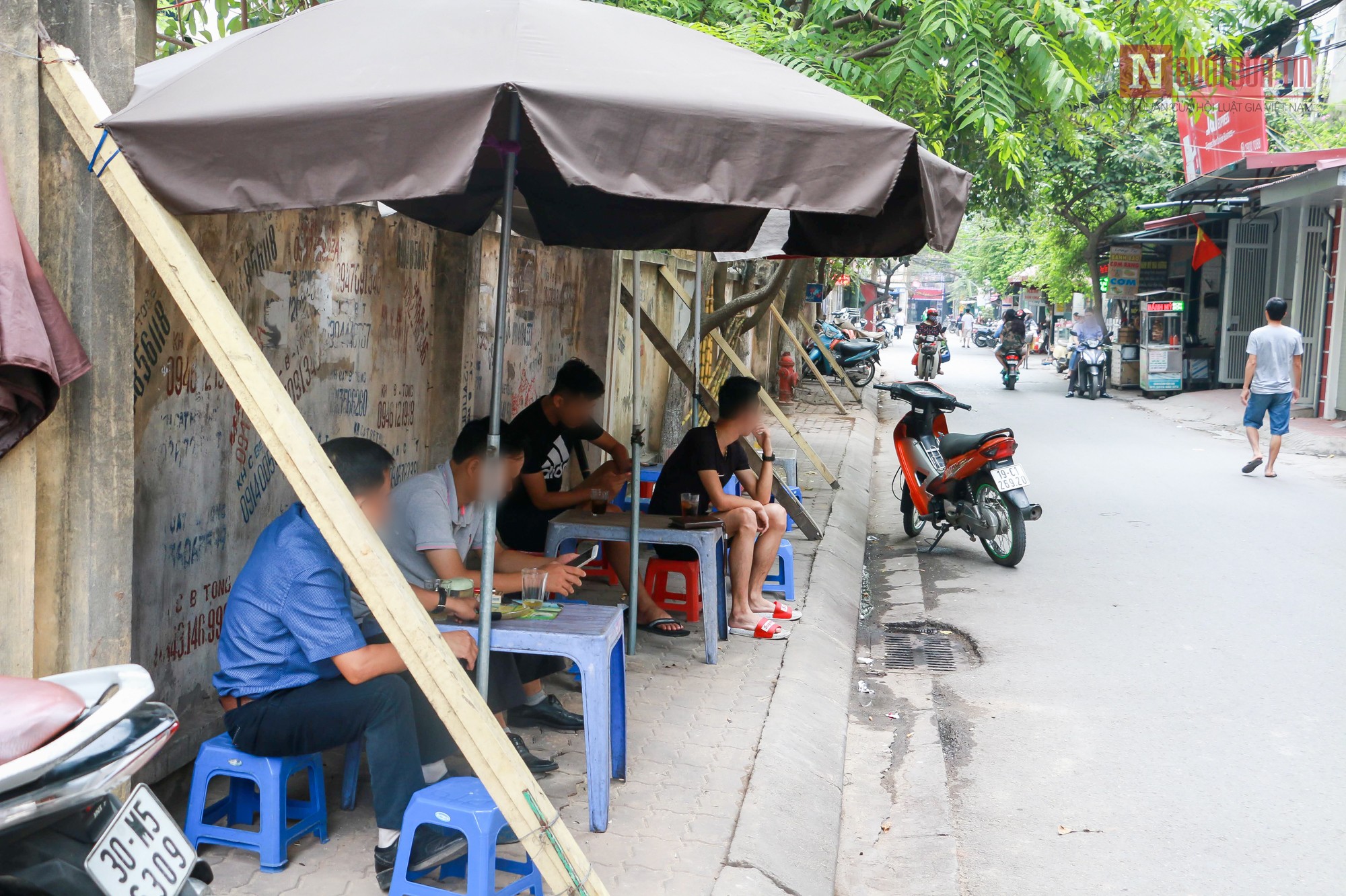 Tin nhanh - Hà Nội: Bất chấp nguy hiểm, người dân vẫn sinh hoạt ngay dưới chân tường sắp đổ sập (Hình 8).