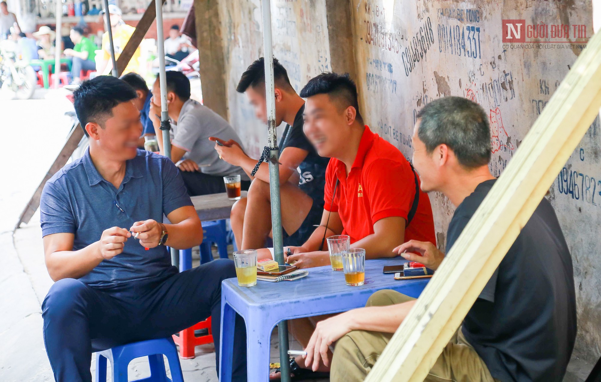 Tin nhanh - Hà Nội: Bất chấp nguy hiểm, người dân vẫn sinh hoạt ngay dưới chân tường sắp đổ sập (Hình 12).