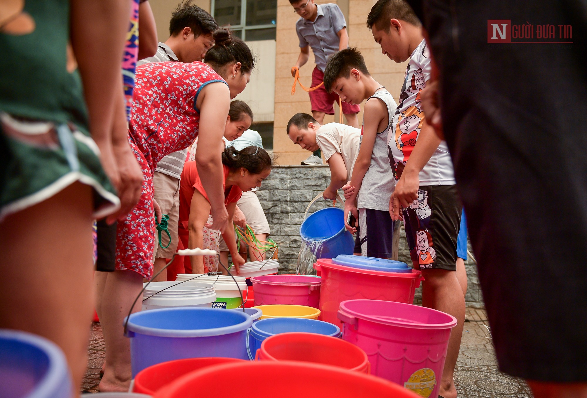 Tin nhanh - Hà Nội: Hàng nghìn người dân khốn khổ vì thiếu nước sinh hoạt (Hình 2).