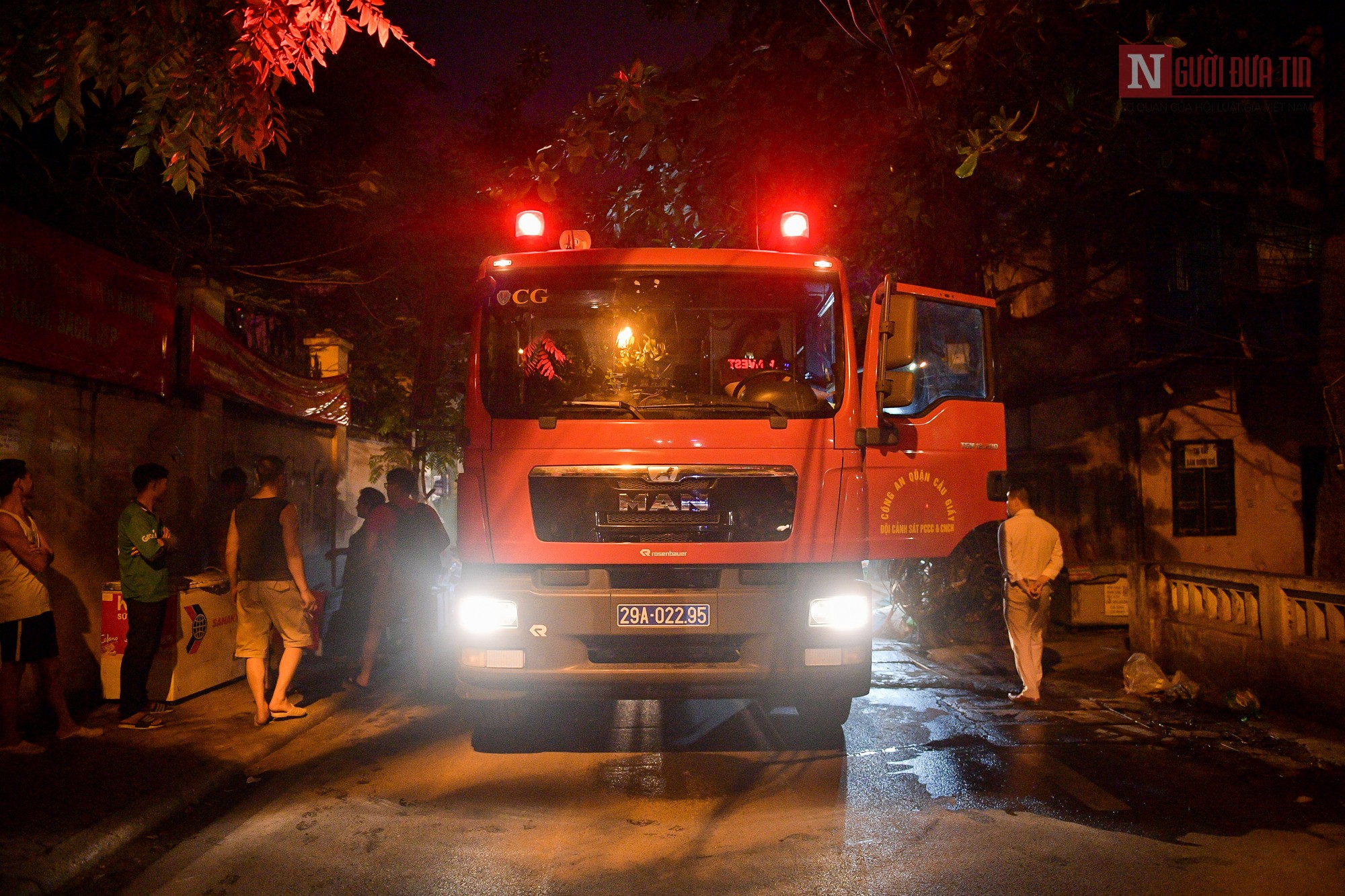 Tin nhanh - Hà Nội: Cháy lớn ở quán bia hơi Hải Xồm, thực khách hỗn loạn bỏ chạy (Hình 2).