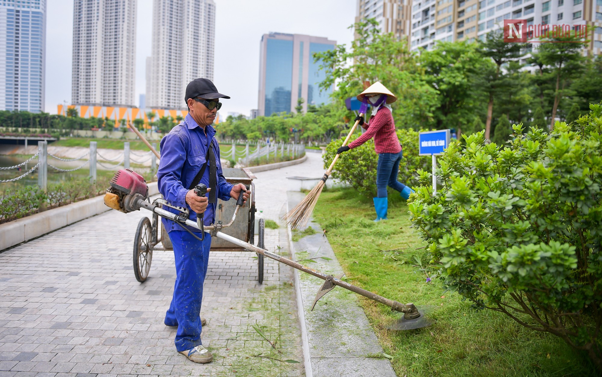 Tin nhanh - Công nhân dọn lòng hồ điều hòa ô nhiễm giữa lòng Hà Nội (Hình 10).