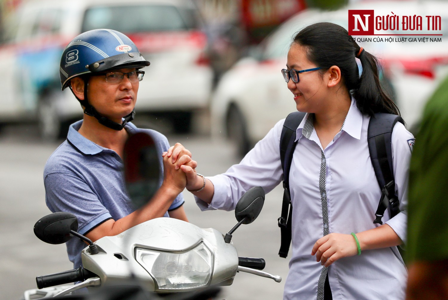 Tin nhanh - Thi vào lớp 10 Hà Nội: Trời se lạnh giữa hè, sĩ tử mặc áo ấm đến phòng thi