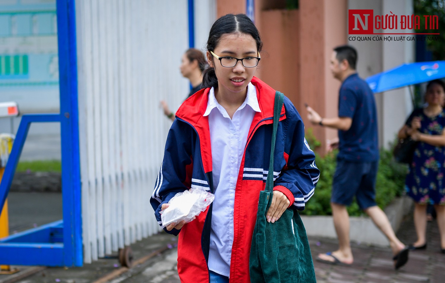 Tin nhanh - Thi vào lớp 10 Hà Nội: Trời se lạnh giữa hè, sĩ tử mặc áo ấm đến phòng thi (Hình 9).