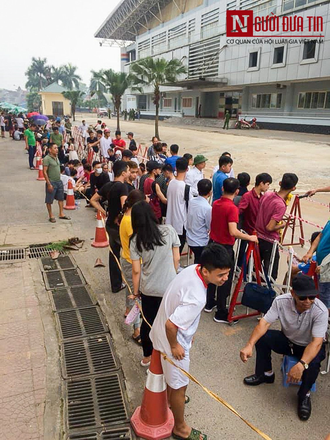 Tin nhanh - Người dân xếp hàng từ sáng sớm mua vé xem U23 Việt Nam - U23 Myanmar (Hình 5).