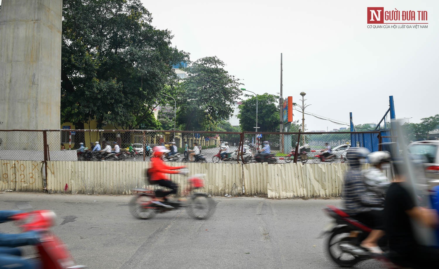 Tin nhanh - Những “lưỡi hái tử thần” sắc lẹm dưới chân đường sắt trên cao (Hình 2).