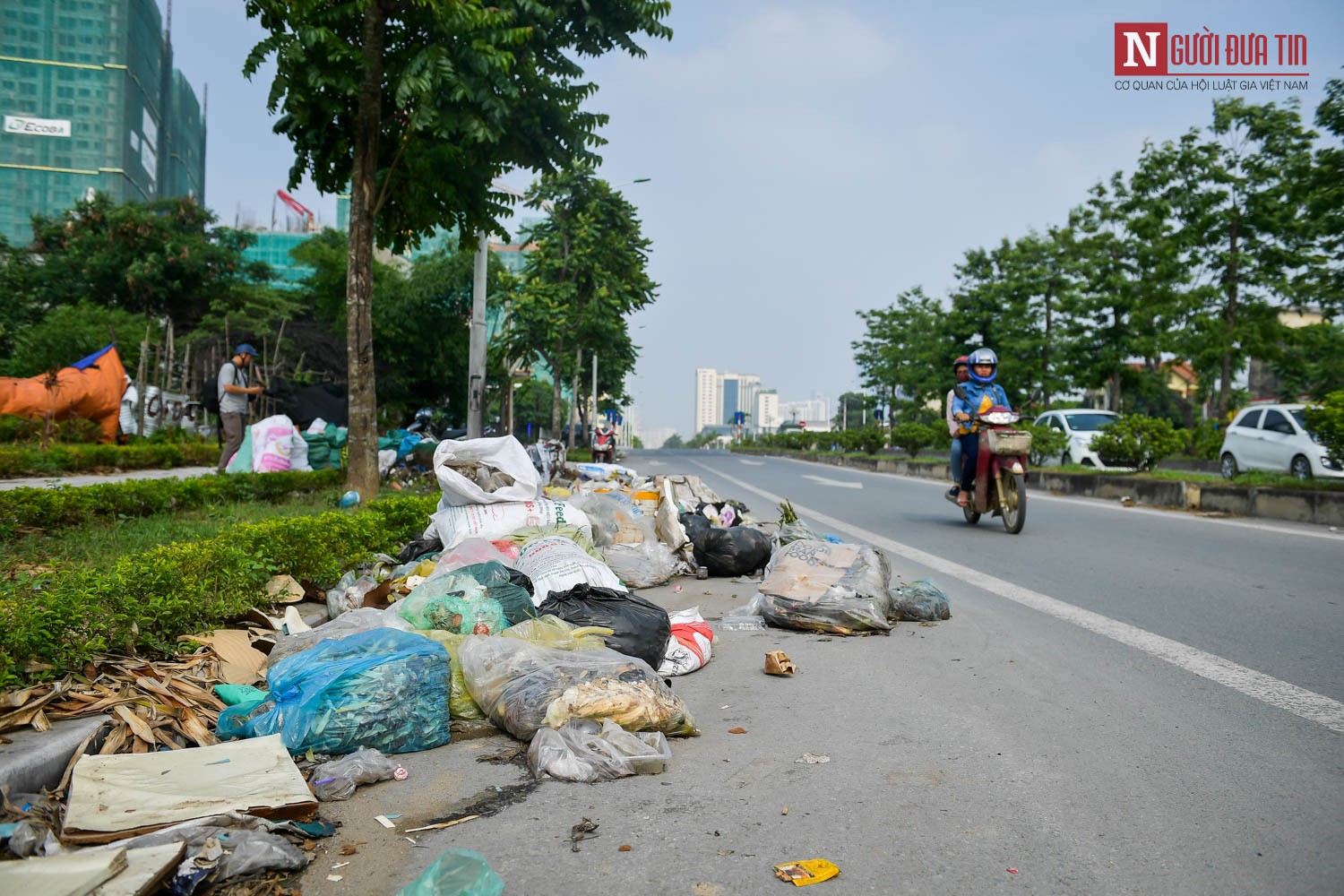 Tin nhanh - Hà Nội: Rác thải bủa vây phố Trịnh Văn Bô, gây mất an toàn giao thông