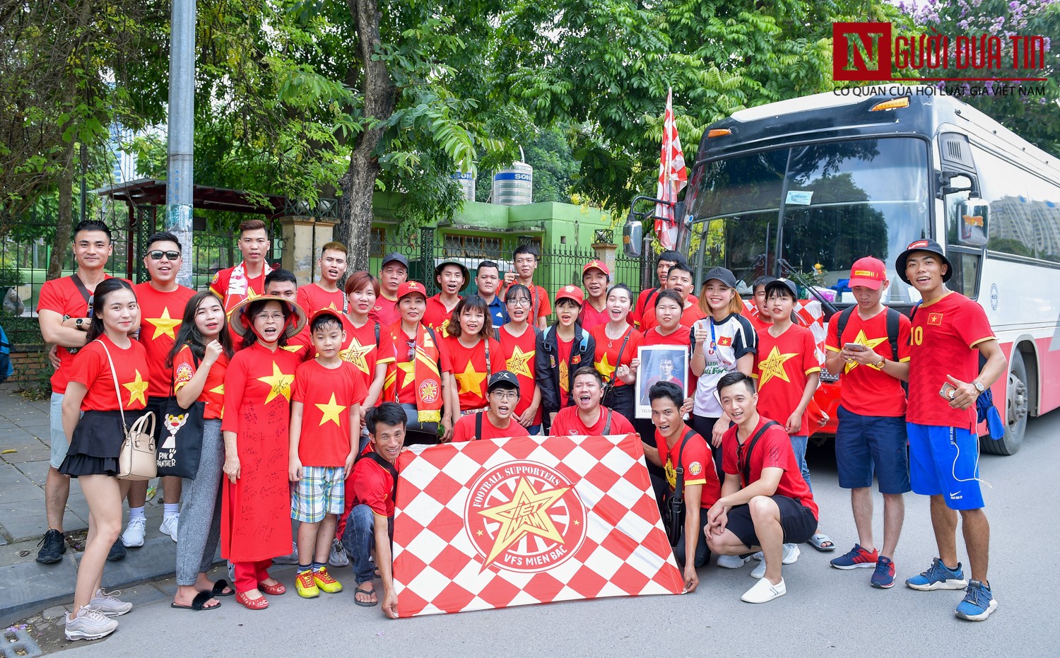 Tin nhanh - Hàng trăm CĐV Hà Nội hội ngộ tại sân vận động Việt Trì cổ vũ đội tuyển U23 Việt Nam