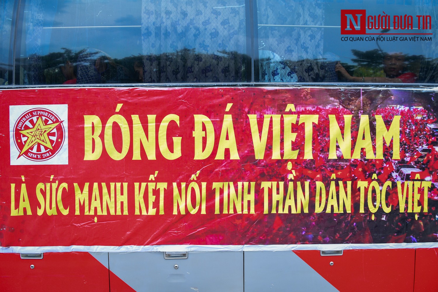 Tin nhanh - Hàng trăm CĐV Hà Nội hội ngộ tại sân vận động Việt Trì cổ vũ đội tuyển U23 Việt Nam (Hình 13).