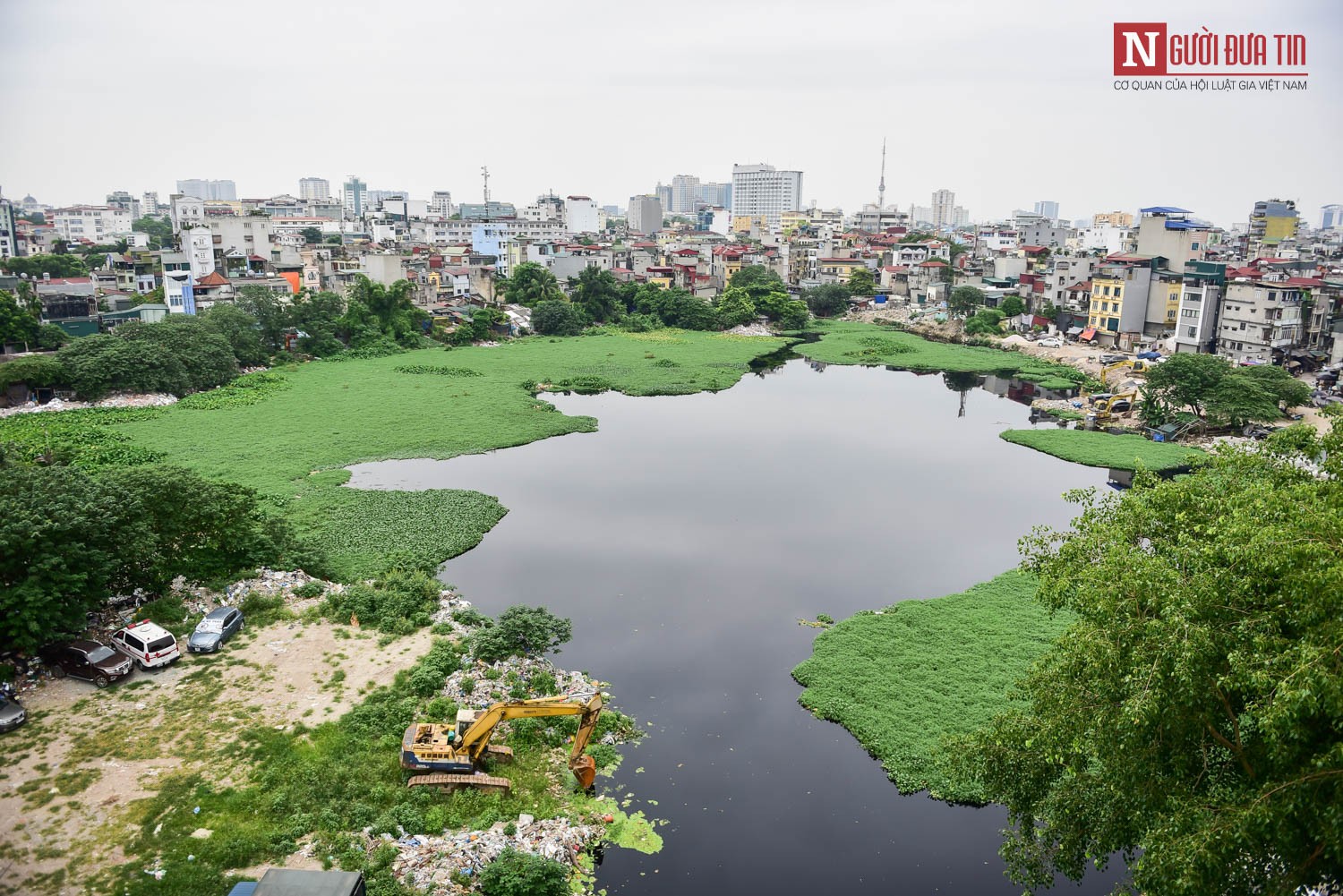 Môi trường - Rác thải, phế liệu xây dựng bủa vây hồ nước giữa lòng Thủ đô