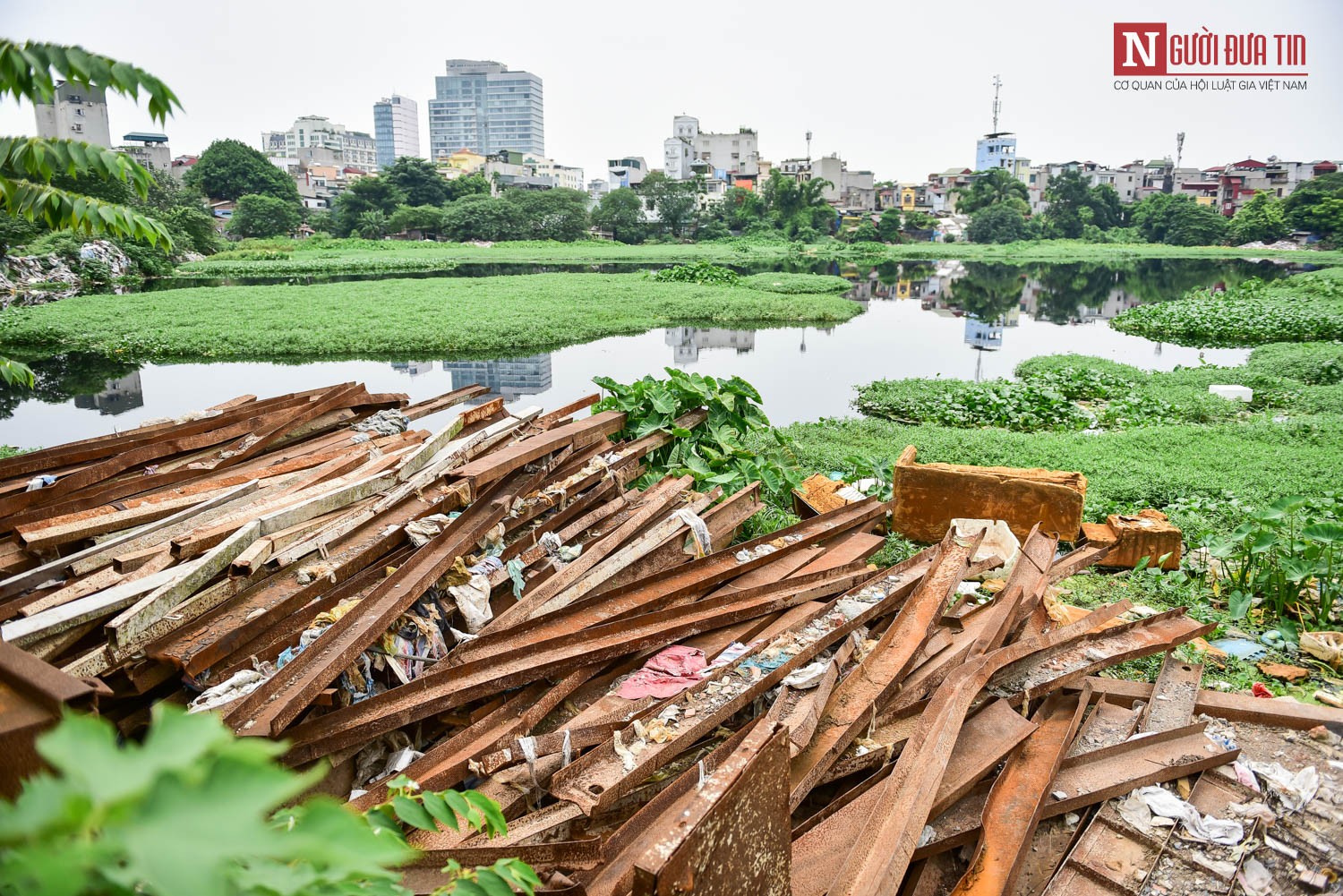 Môi trường - Rác thải, phế liệu xây dựng bủa vây hồ nước giữa lòng Thủ đô (Hình 3).