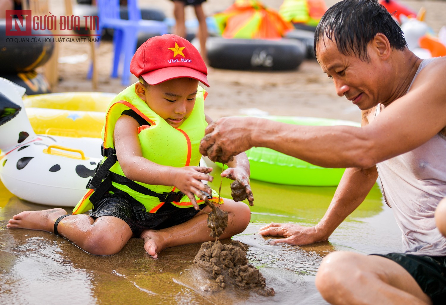 Tin nhanh - Biển Sầm Sơn chật kín du khách mùa du lịch (Hình 14).