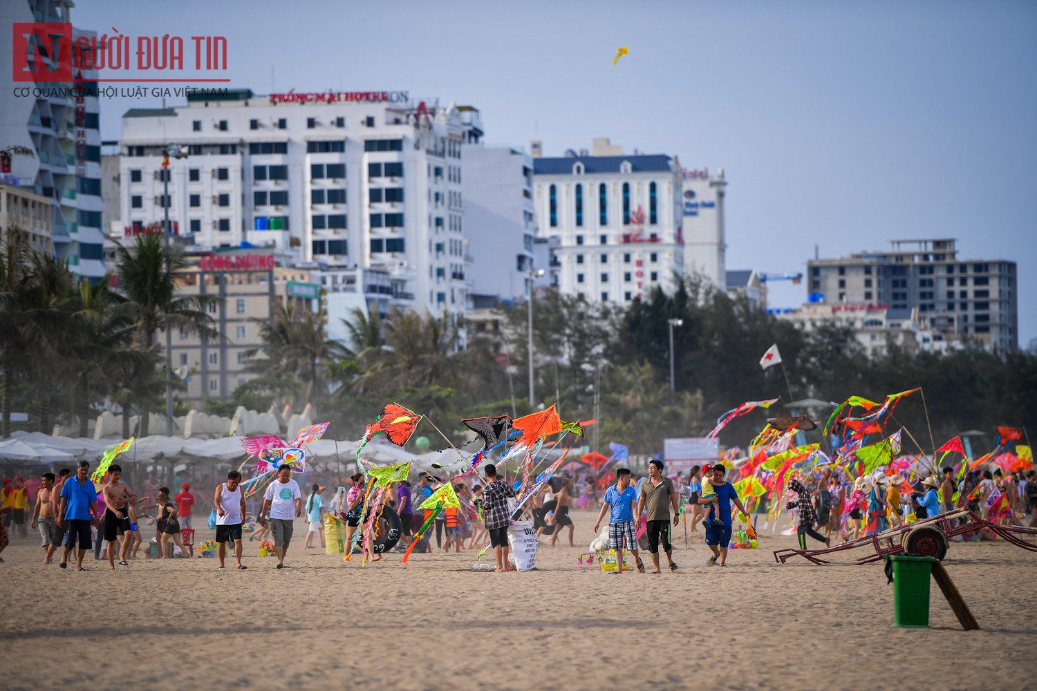 Tin nhanh - Biển Sầm Sơn chật kín du khách mùa du lịch (Hình 10).