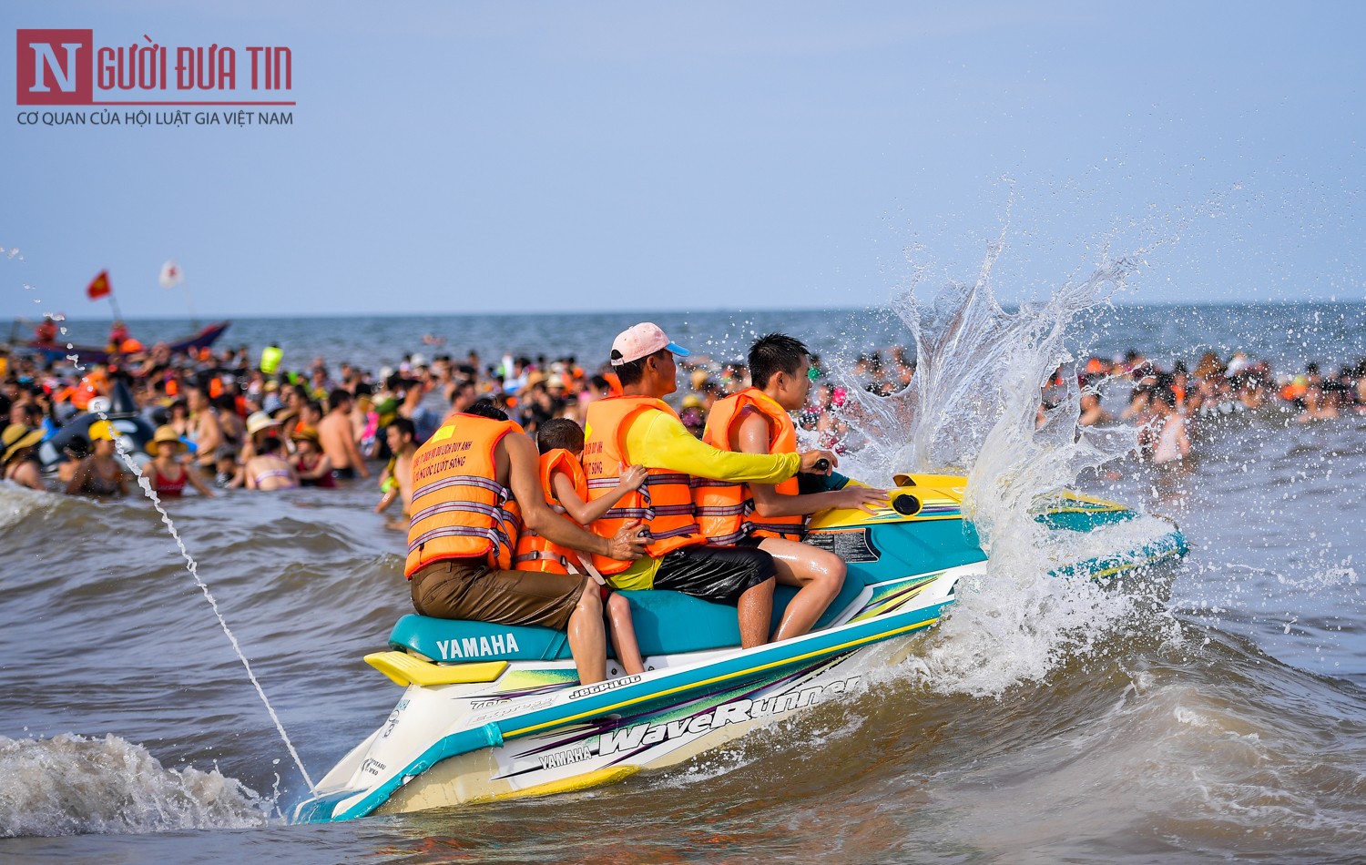 Tin nhanh - Biển Sầm Sơn chật kín du khách mùa du lịch (Hình 6).