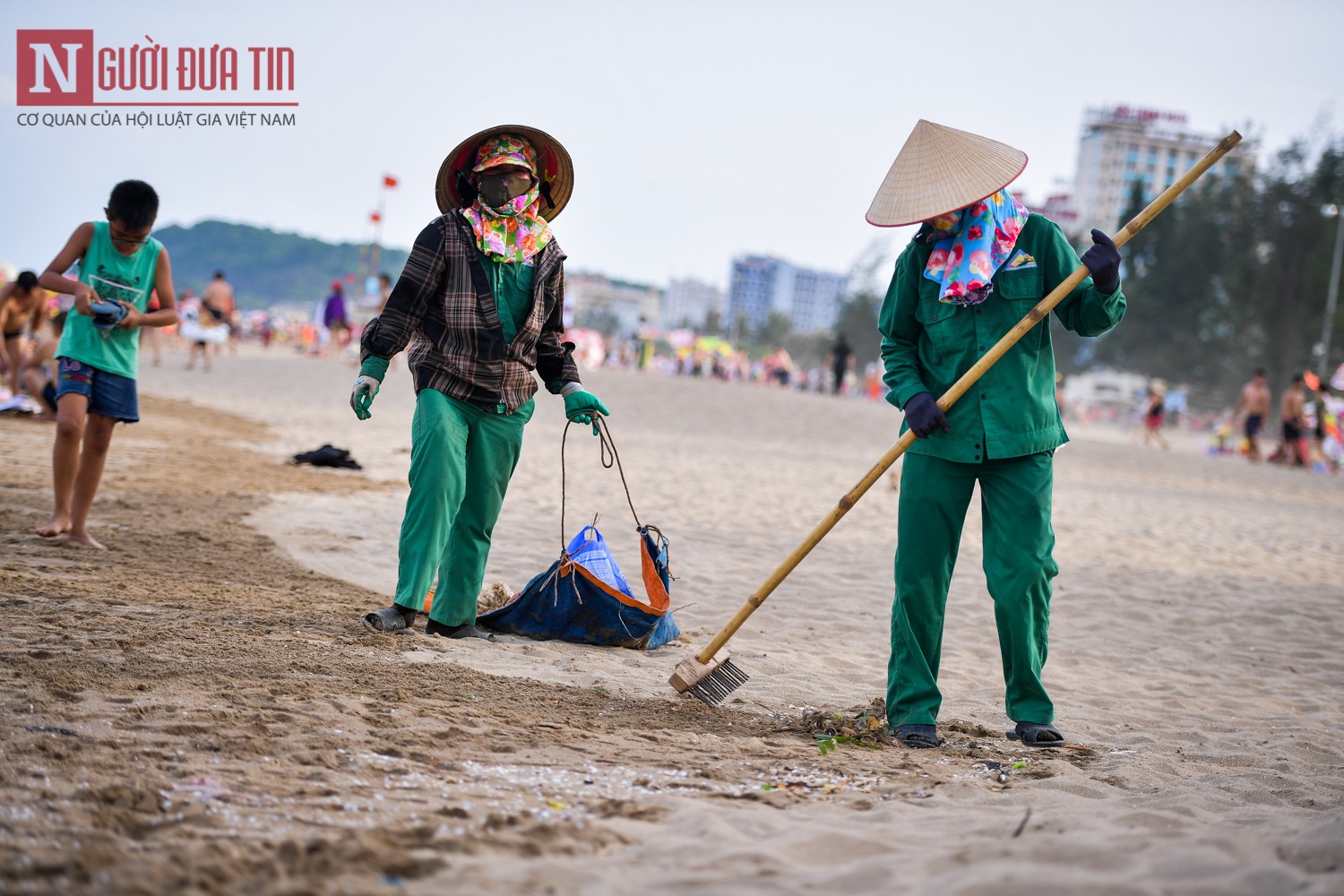 Tin nhanh - Biển Sầm Sơn chật kín du khách mùa du lịch (Hình 17).