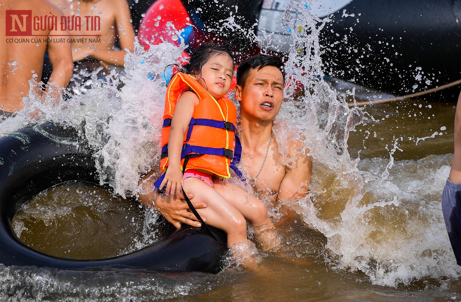 Tin nhanh - Biển Sầm Sơn chật kín du khách mùa du lịch (Hình 3).