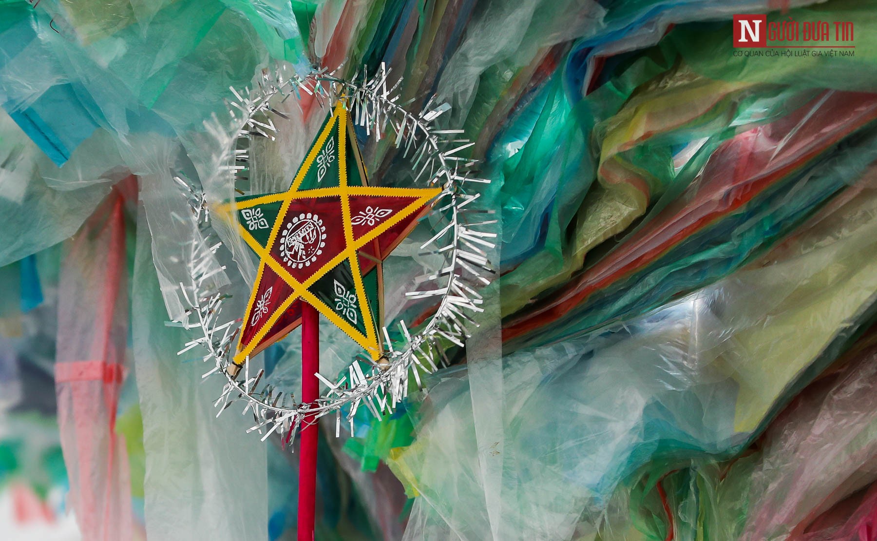 Môi trường - Hàng loạt tác phẩm nghệ thuật khổng lồ được biến hóa từ rác thải nhựa (Hình 9).