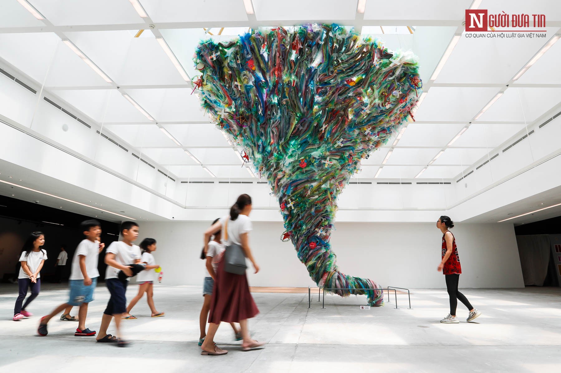 Môi trường - Hàng loạt tác phẩm nghệ thuật khổng lồ được biến hóa từ rác thải nhựa (Hình 2).