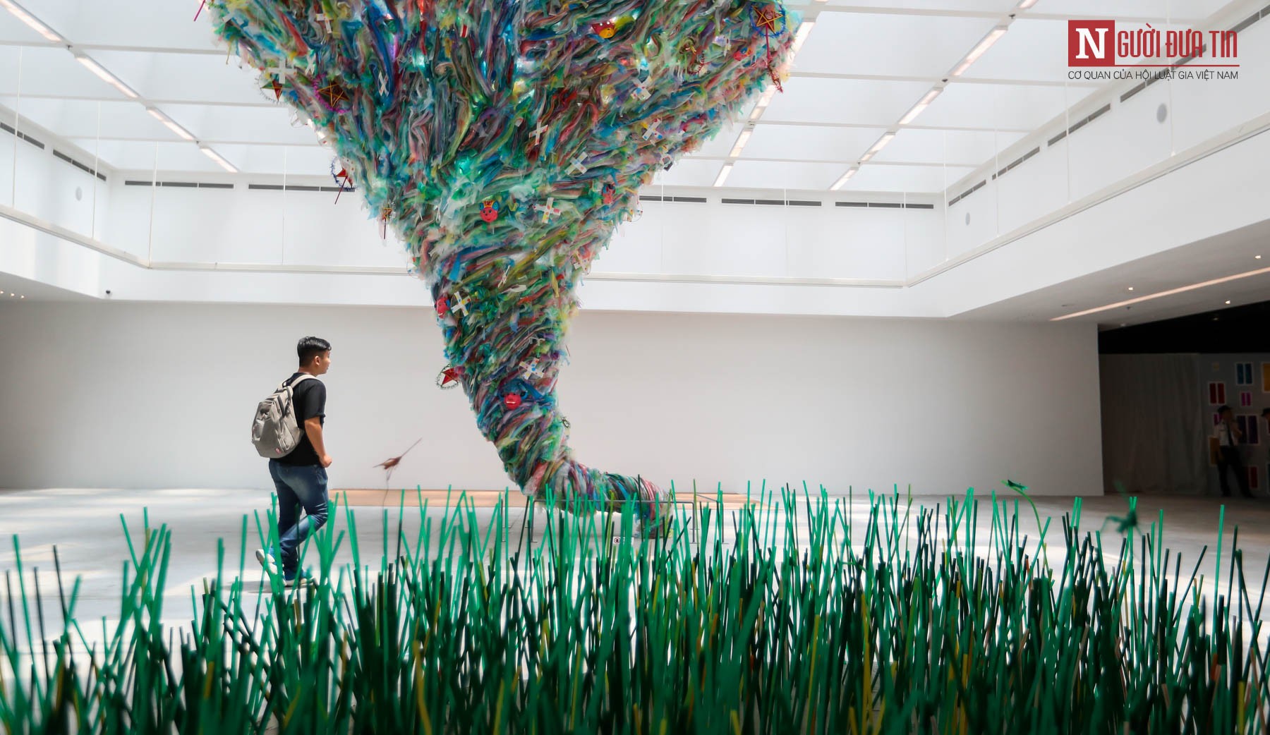 Môi trường - Hàng loạt tác phẩm nghệ thuật khổng lồ được biến hóa từ rác thải nhựa (Hình 15).