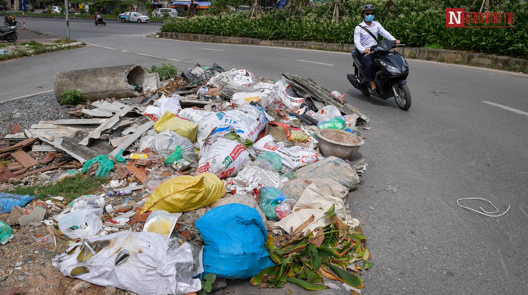 Môi trường - Hà Nội: Rùng mình rác thải bủa vây cầu vượt Hoàng Hoa Thám – Văn Cao (Hình 2).