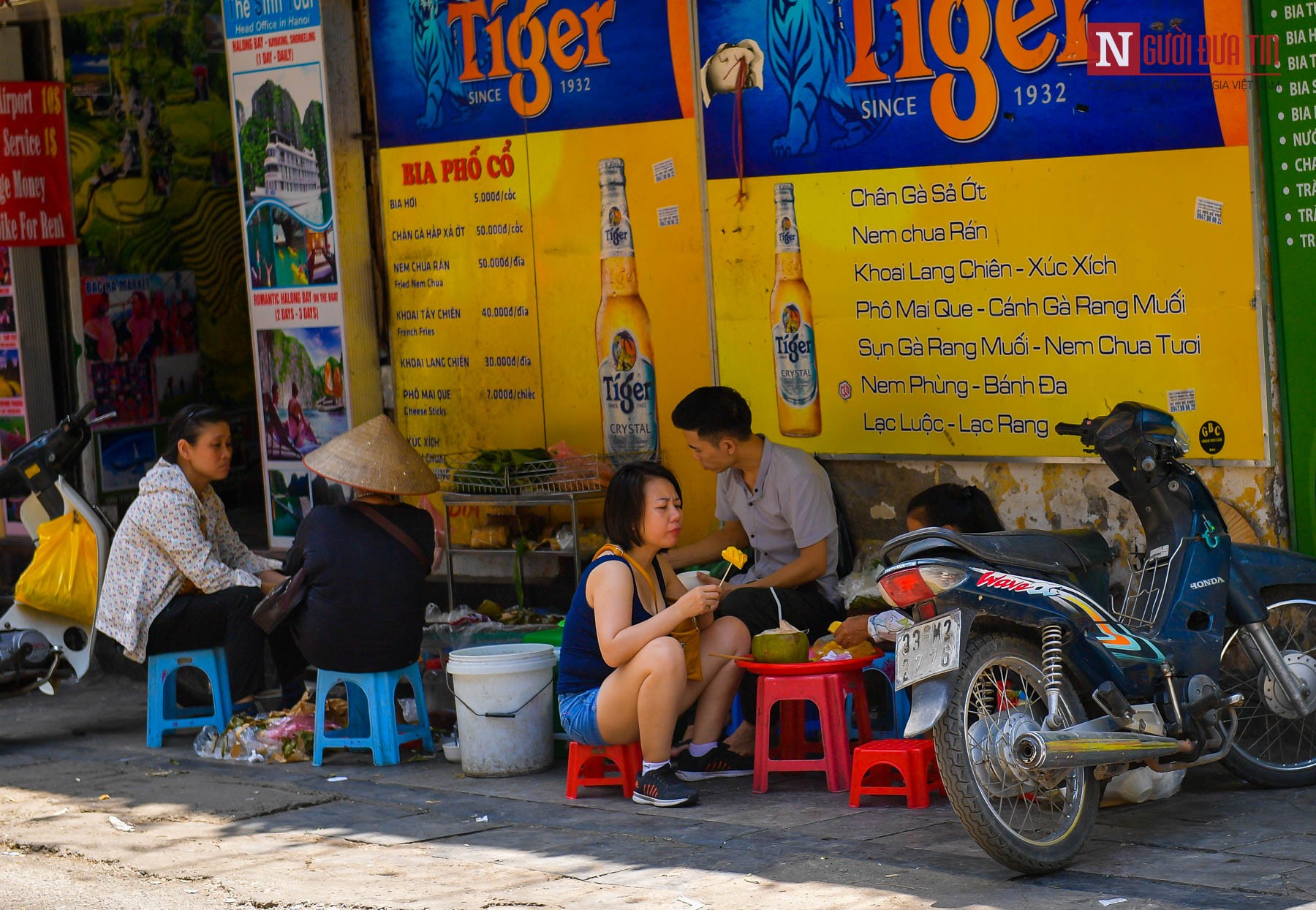 Tin nhanh - Xe cộ, hàng quán 'nuốt' vỉa hè phố cổ Hà Nội (Hình 3).