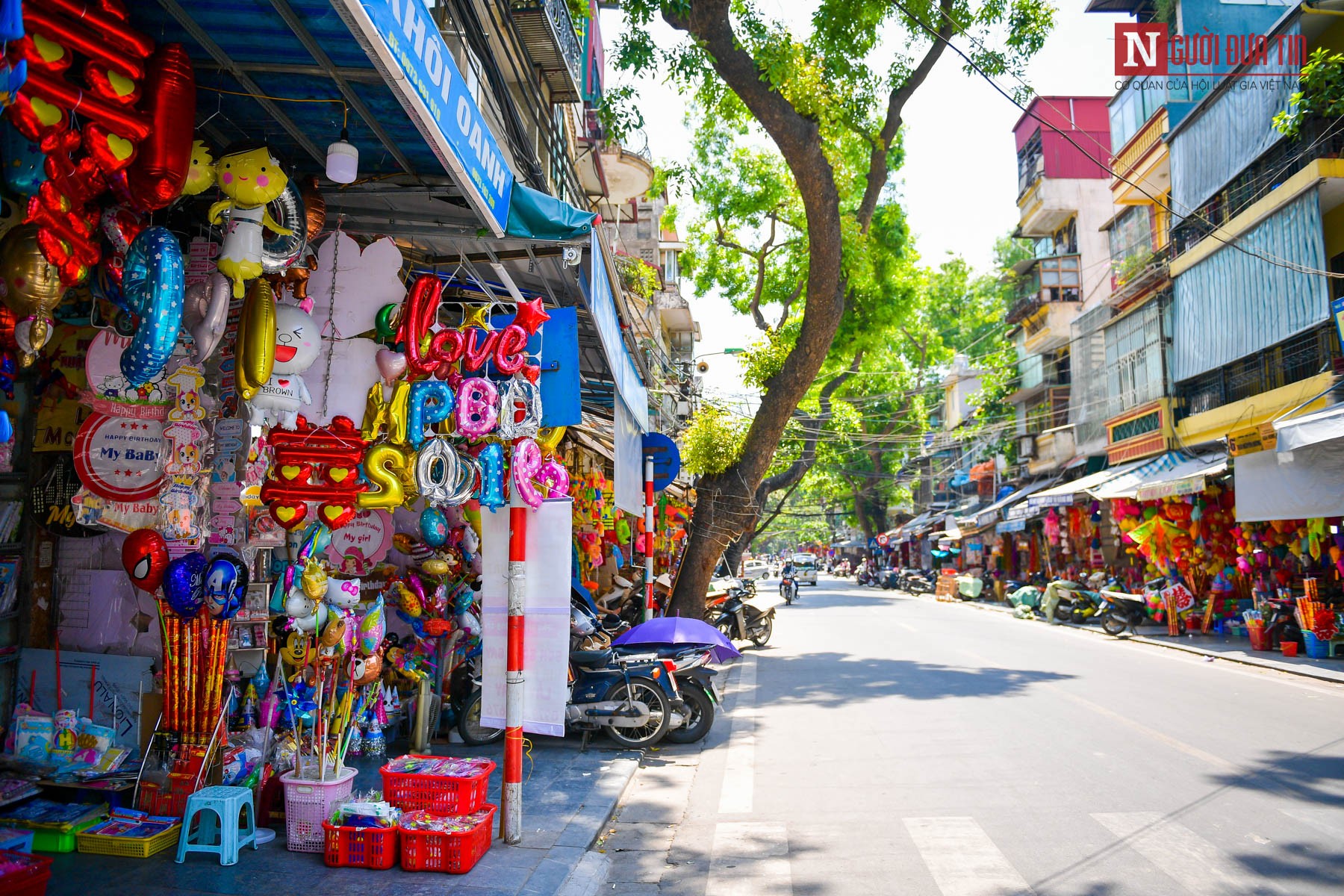 Tin nhanh - Xe cộ, hàng quán 'nuốt' vỉa hè phố cổ Hà Nội (Hình 4).