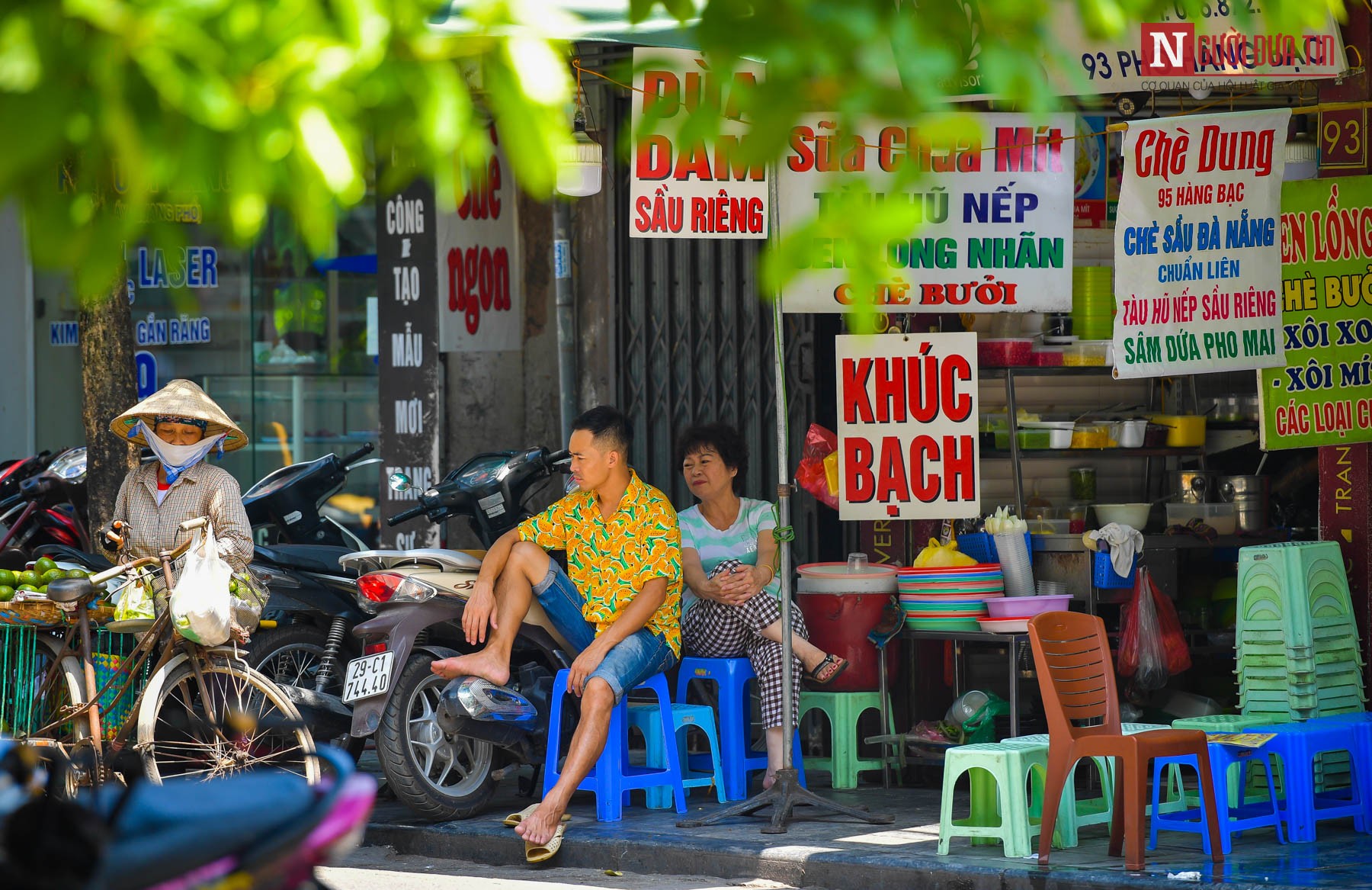 Tin nhanh - Xe cộ, hàng quán 'nuốt' vỉa hè phố cổ Hà Nội (Hình 6).