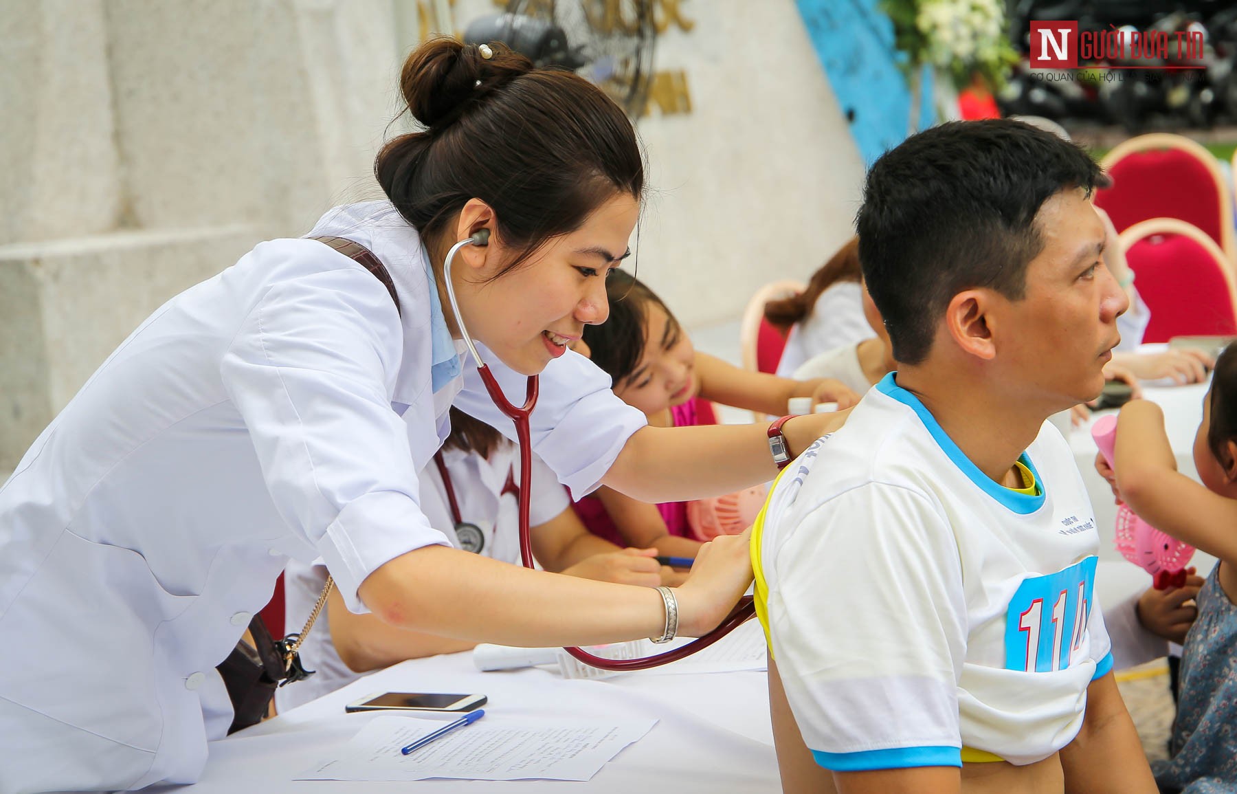 Tin nhanh - Phó Thủ tướng Trương Hòa Bình cùng hàng nghìn người hưởng ứng 'Đi bộ vì sức khỏe' (Hình 8).