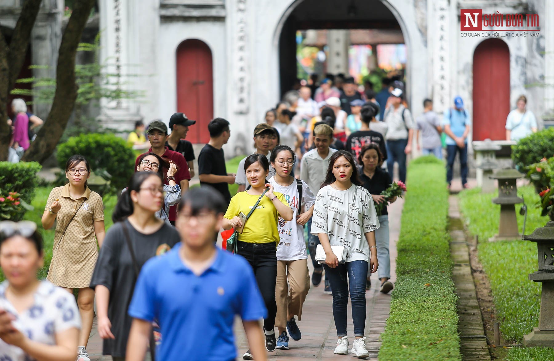 Tin nhanh - Hàng ngàn sĩ tử đến Văn Miếu cầu may trước kỳ thi THPT Quốc gia 2019 (Hình 2).