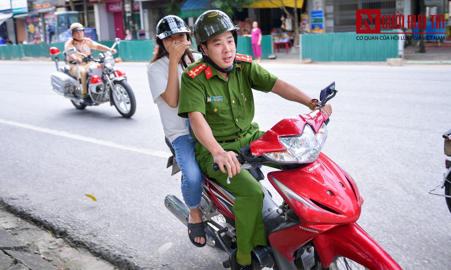 Giáo dục - Chiến sĩ công an Hà Giang nói gì sau khi “hộ tống” thí sinh đến điểm thi? (Hình 5).