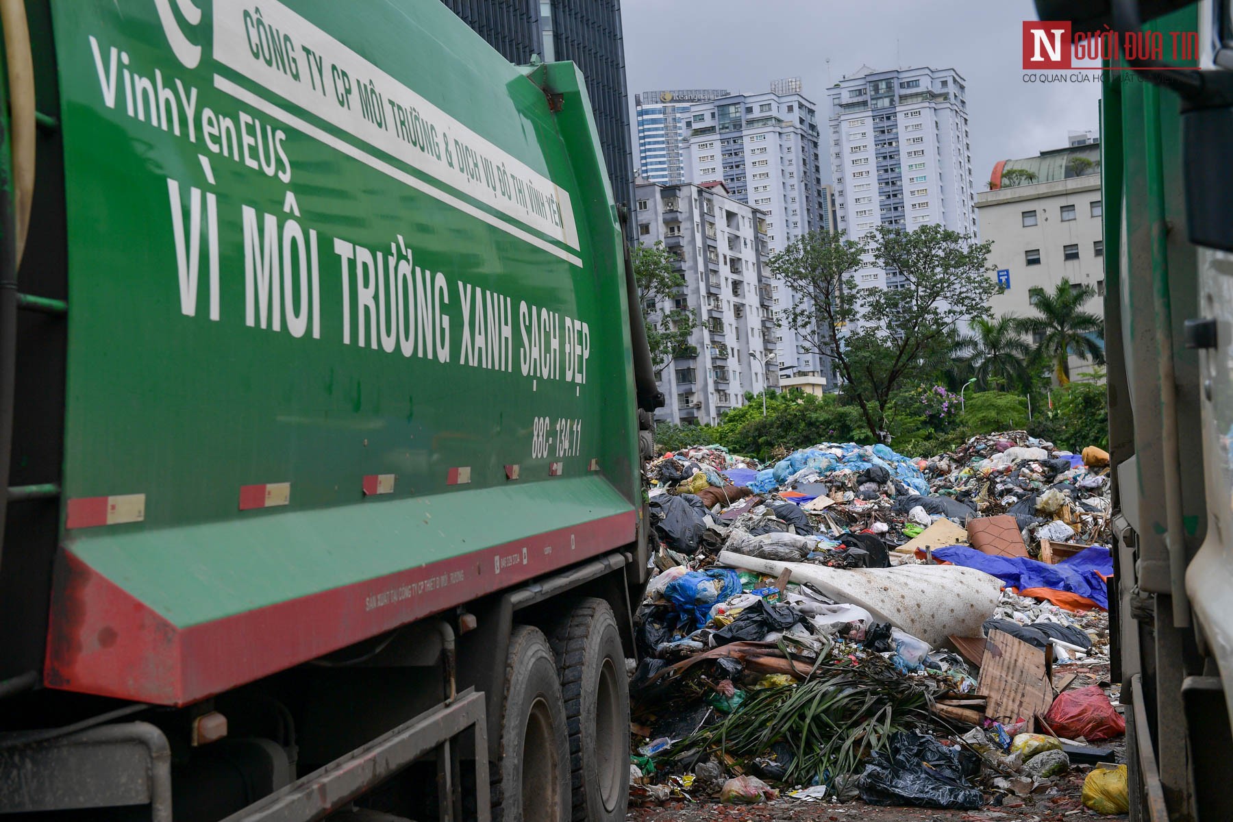 Môi trường - Kinh hoàng hàng loạt núi rác tại Hà Nội sau nhiều ngày ứ đọng (Hình 5).