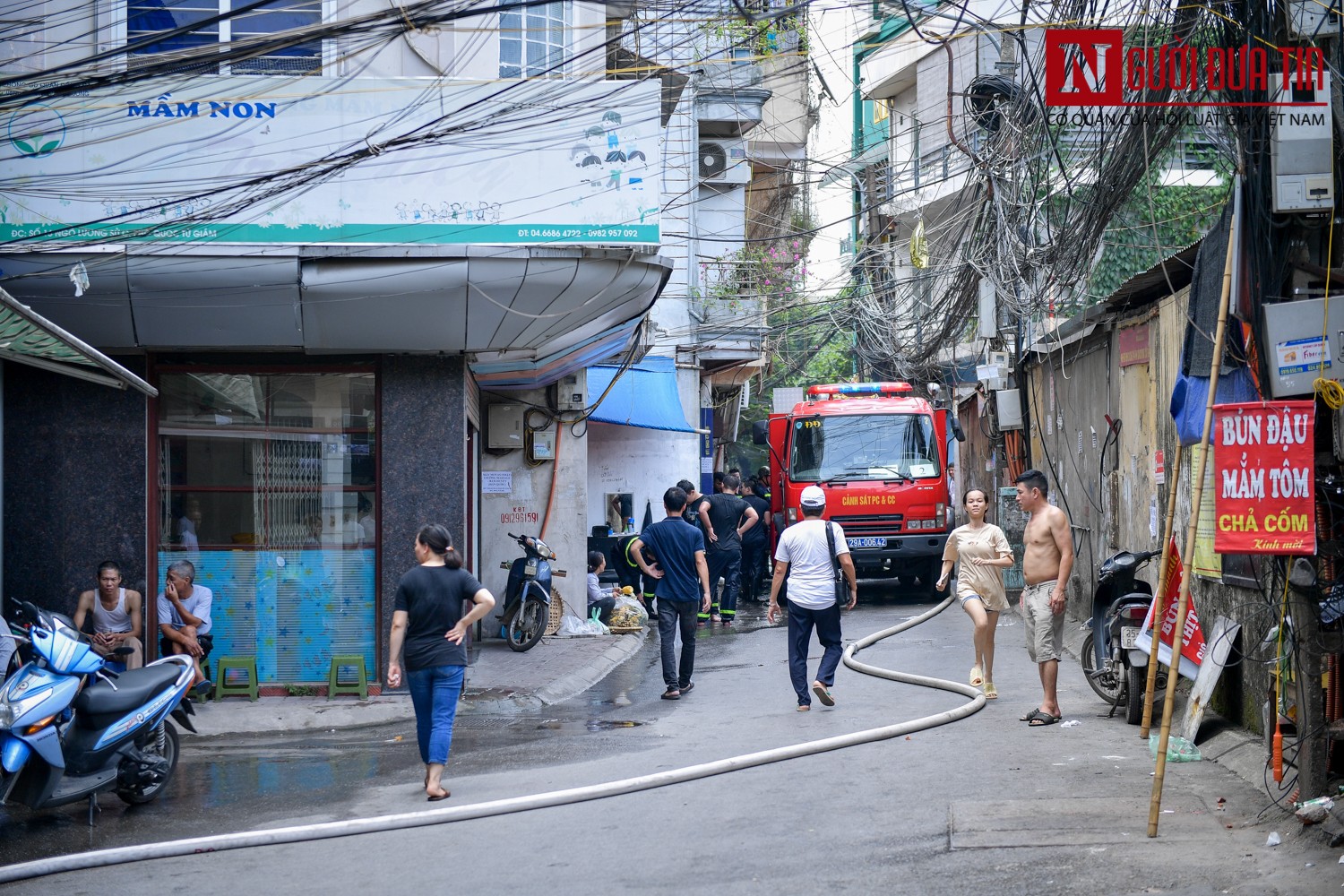 Tin nhanh - Hà Nội: Nhà dân cháy lớn giữa trưa nắng 40 độ (Hình 7).