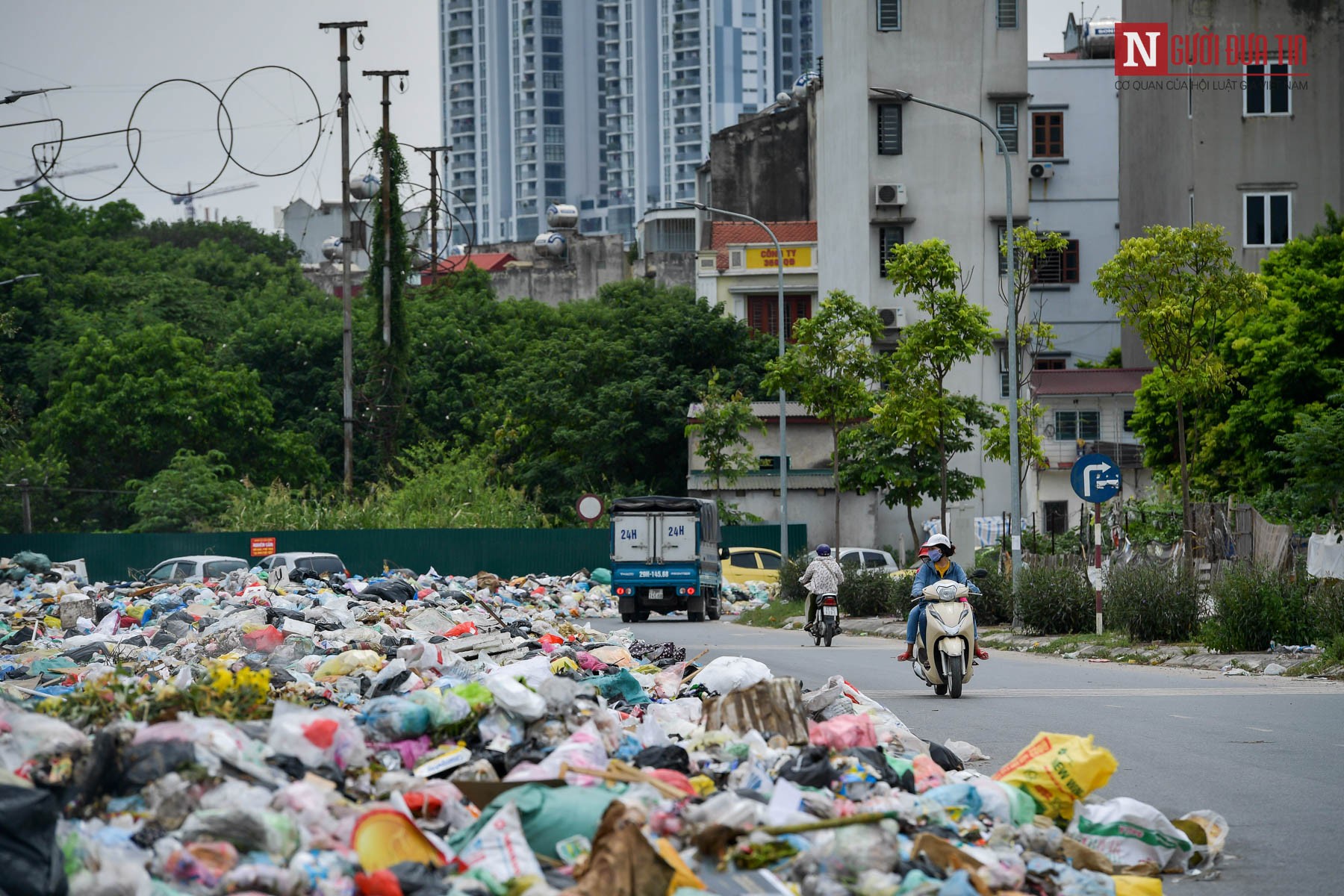 Tin nhanh - Rác xâm chiếm lòng đường, rác bủa vây xe ô tô, dân nín thở băng qua (Hình 2).