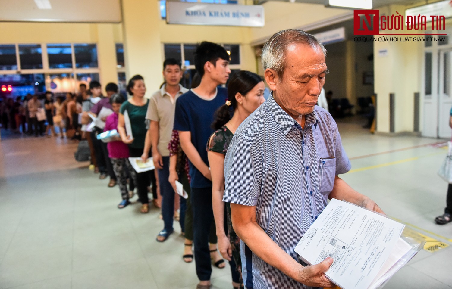 Tin nhanh - Hà Nội: Thời tiết oi bức, sáng sớm hàng trăm người xếp hàng đợi khám tại viện K (Hình 3).