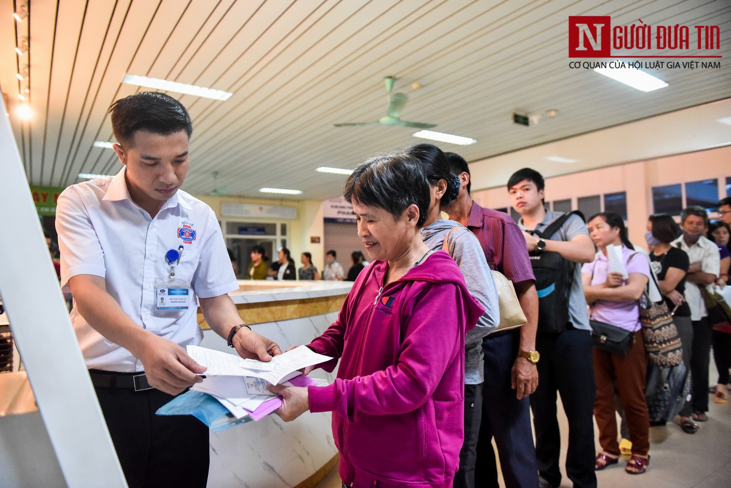 Tin nhanh - Hà Nội: Thời tiết oi bức, sáng sớm hàng trăm người xếp hàng đợi khám tại viện K (Hình 5).