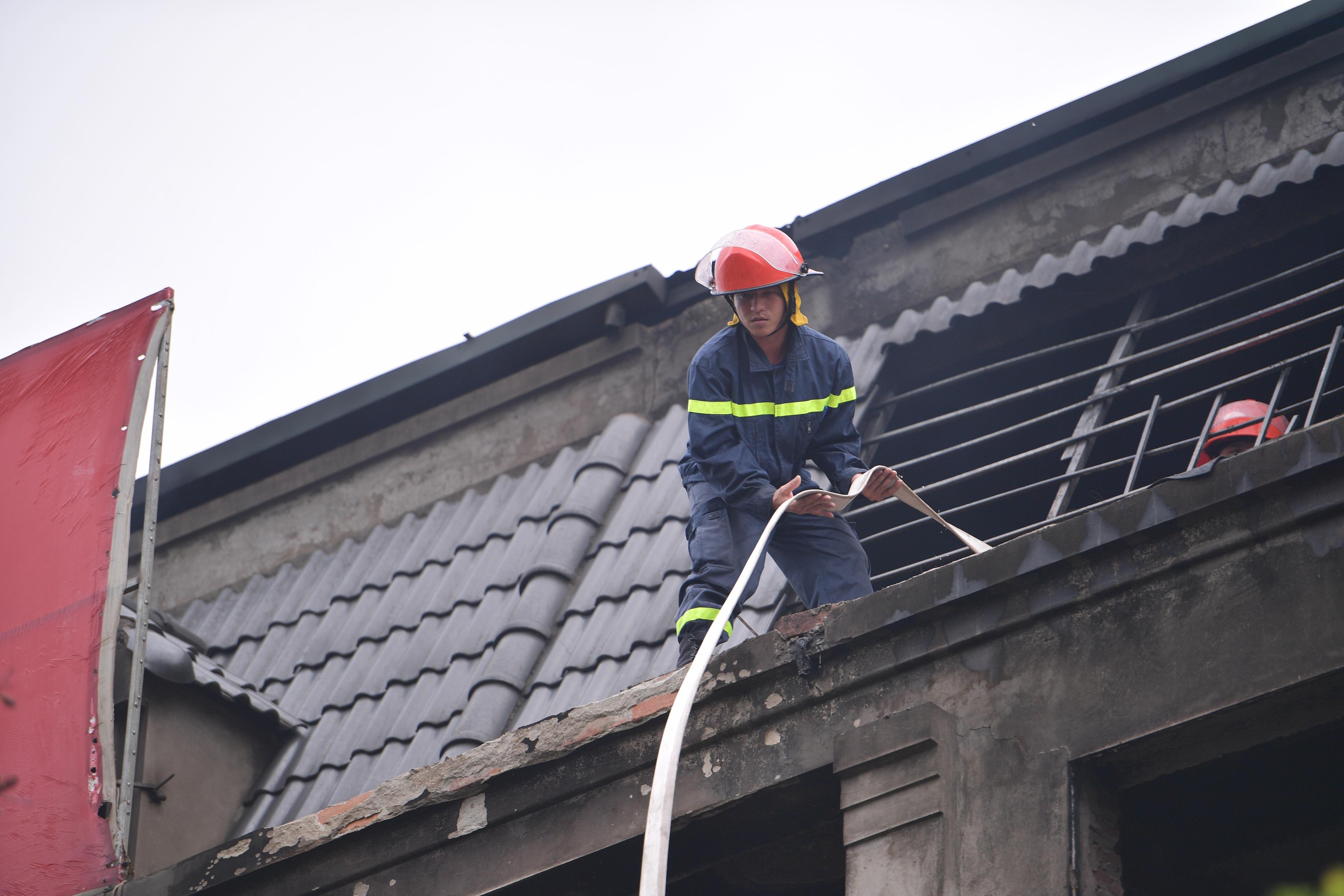 Tin nhanh - Khói lửa bao trùm khu biệt thự cổng Thiên Đường Bảo Sơn, ba căn liền kề bị thiêu rụi (Hình 3).