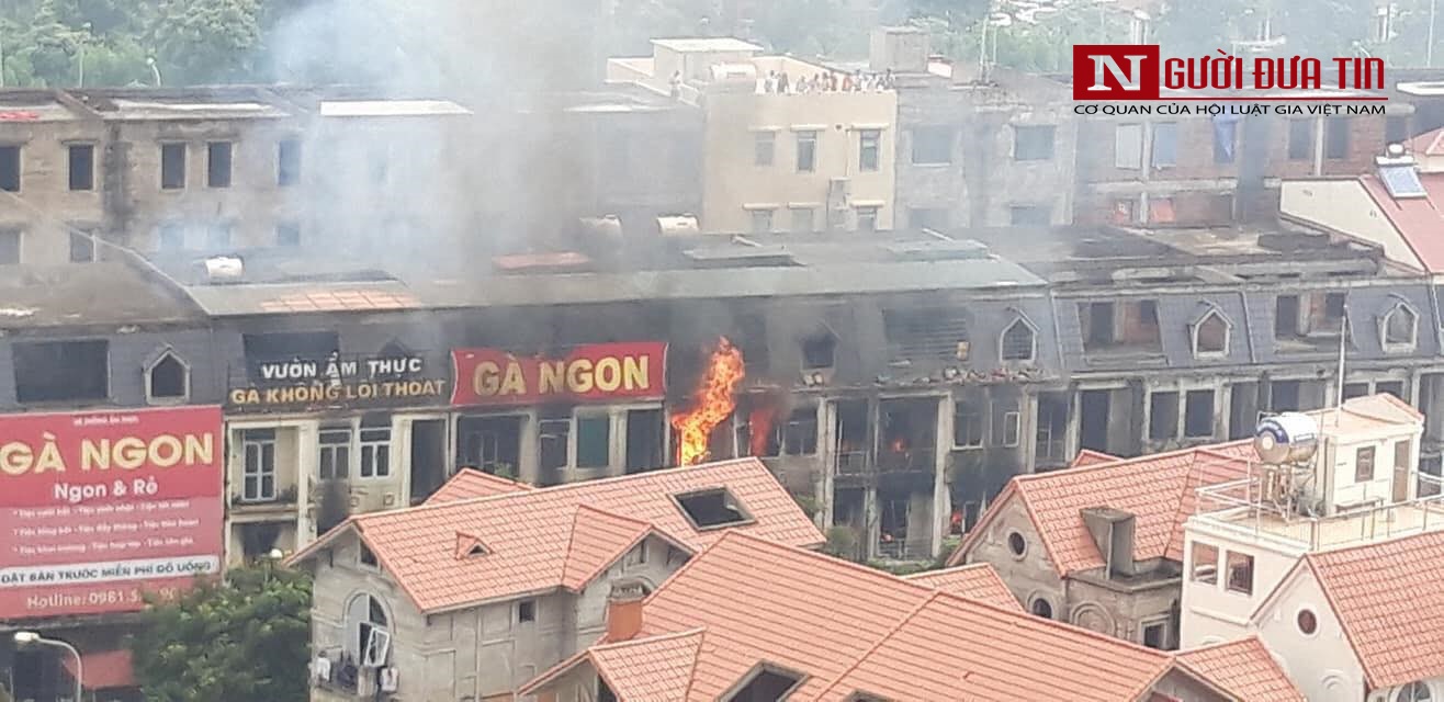 Tin nhanh - Khói lửa bao trùm khu biệt thự cổng Thiên Đường Bảo Sơn, ba căn liền kề bị thiêu rụi