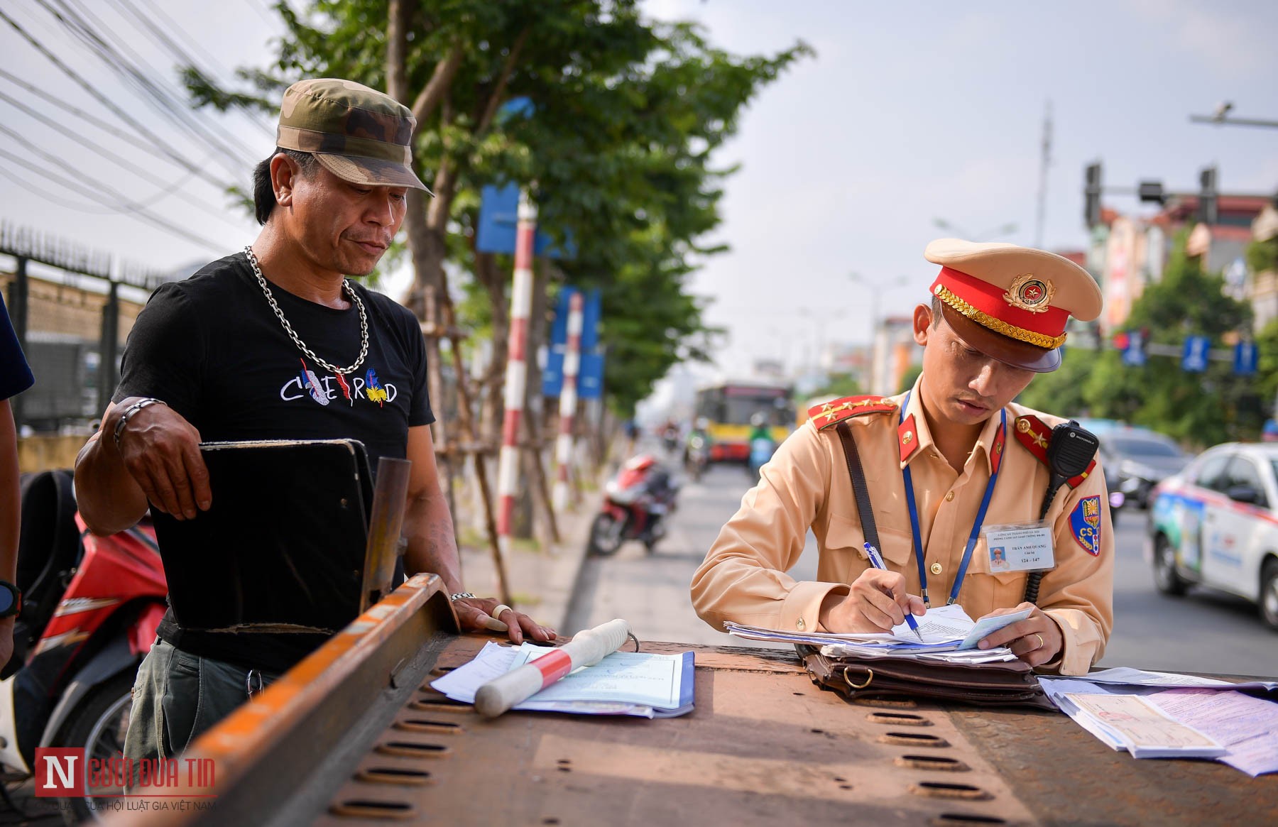 Tin nhanh - Giật mình: Hơn 300 trường hợp vi phạm được đội CSGT số 14 xử lý trong 2 ngày đầu đợt tổng kiểm soát (Hình 12).